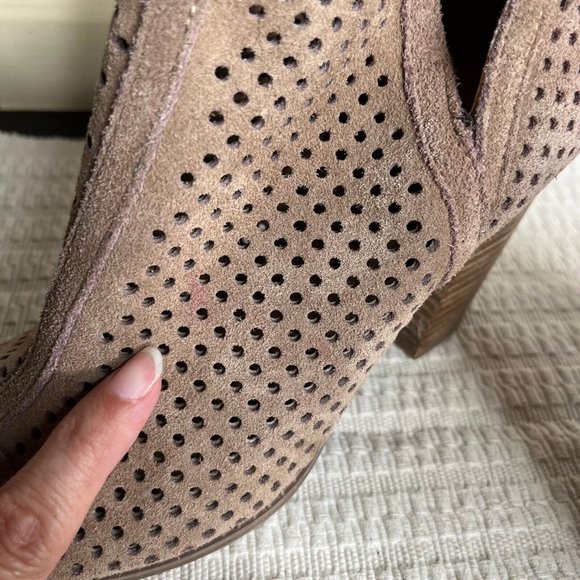 Lucky Brand Larise Beige Leather Ankle Block Heel Perforated Bootie Size 6M - Picture 7 of 9